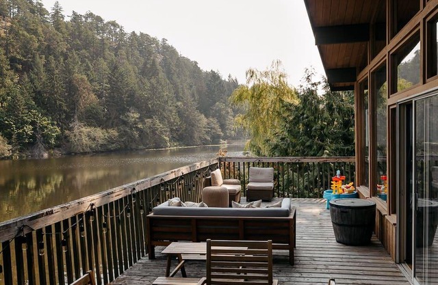Vintage lakefront cabin on Pender Island