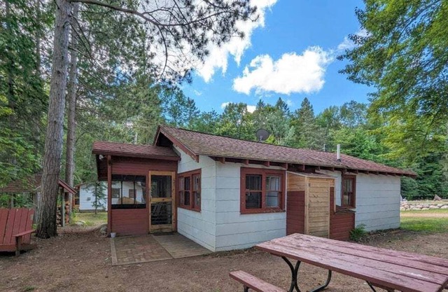 Vintage Lakeside Cottage on Long Lake, Price County Maple Leaf