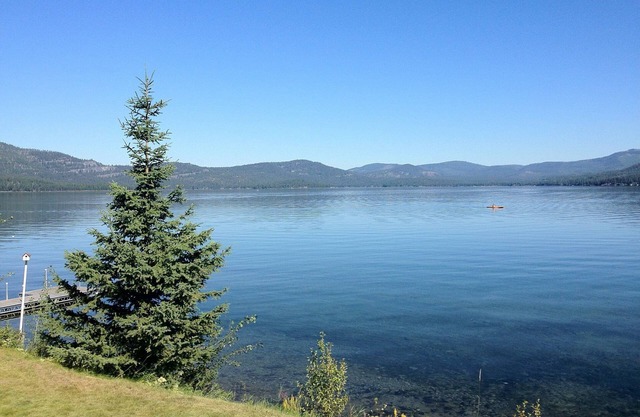 Vintage Montana Lakefront Cabin Retreat - Genießen Sie Big Sky Country auf dem Wasser!