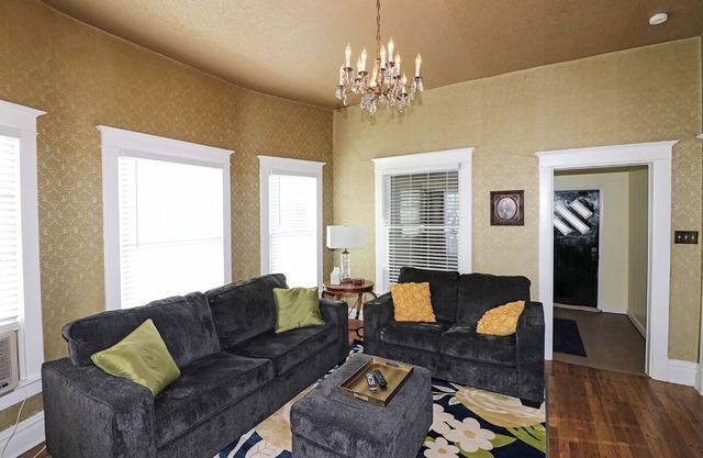 Vintage Parlor Close to CMU and Hospital