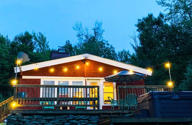 Vintage Ski Cabin w/ Hot Tub. Close to Mt. Snow and Lake Raponda.