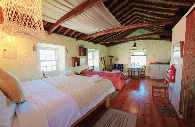 Vintage Studio in a Cottage 'Casa Anjos Cottage' with Sea View, Private Terrace and Wi-Fi