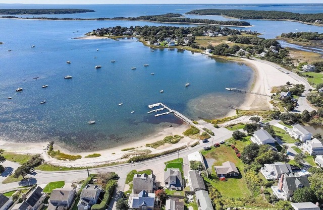 Vintage summer cottage with AC and water views. Short walk to Hen Cove beaches!