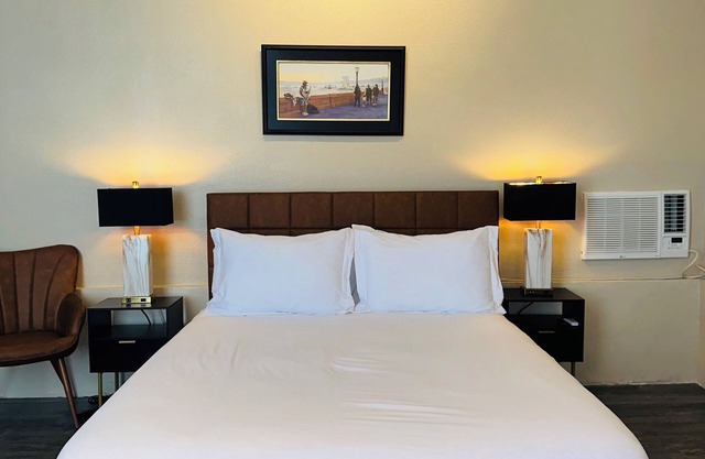 Vintage Vibes studio w/ WiFi & AC steps from Ballpark, Convention Center & Views