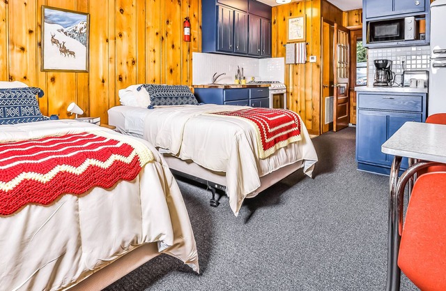 Vintage waterfront suite on South Turtle Lake with on-site dock & rowboats