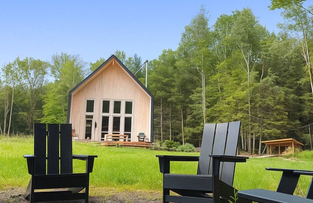 Vinyl Pines-Luxe Catskills Escape on 10 Acres