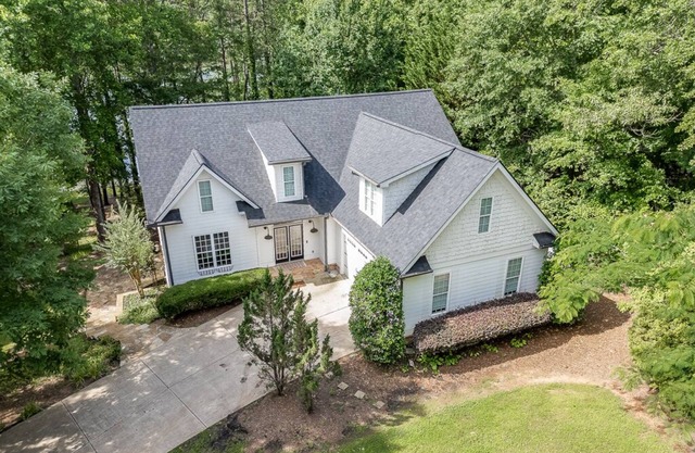 VIP Lake House- Luxury 5 bed+Bonus room-Lake Lanier w/ Hot Tub,dock,& lake views
