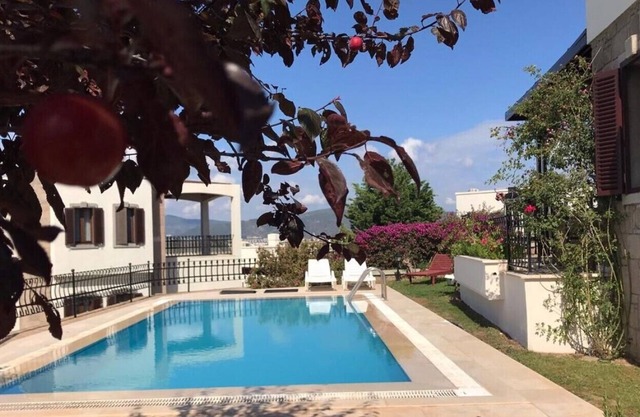 VIP Luxus 4 Schlafzimmer Ferienvilla mit privatem Pool und Garten.