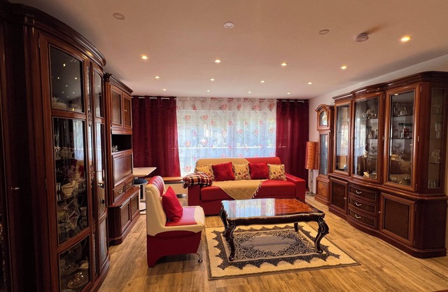 VipStay 65M² App. mit 2 Balkone, Wohnzimmer, Küche und Bad