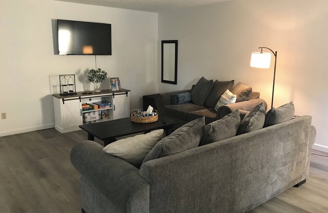 Visalia, cozy, clean condo ! Short drive to SEQUOIA NP & downtown.Pets welcome!