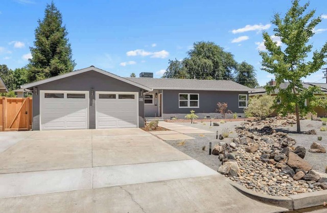 Visalia Family Home W/ EV Charger