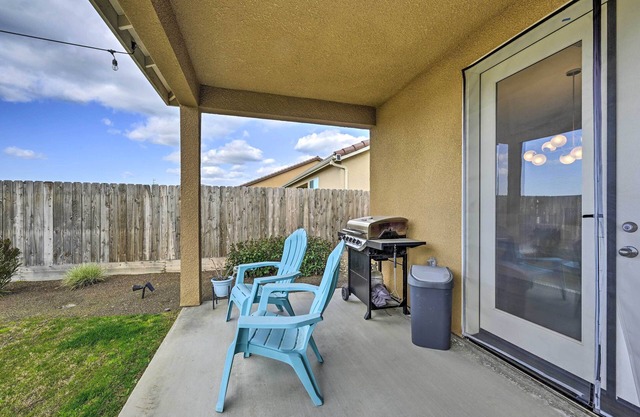 Visalia Home w/ Yard: 4 Mi to Downtown!