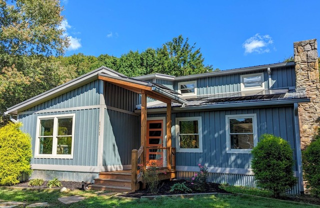 Vision House: Mountain Views | Family-Friendly & Dog-Friendly | Airy Atmosphere