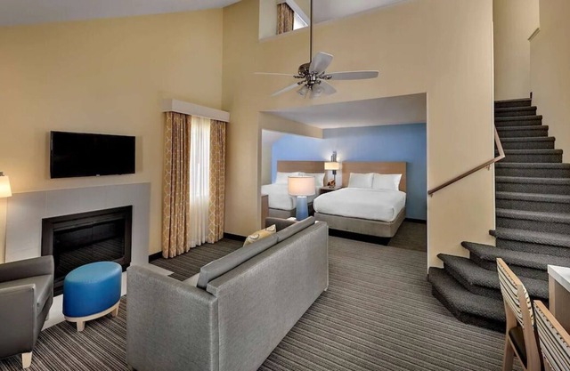 Visit Chesterfield! 3 Spacious Suites with Full Kitchen! Pool & Sports Court!