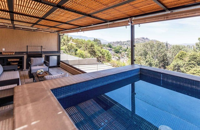 Vista del Bosque: Luxury Townhouse Near Downtown Valle de Bravo