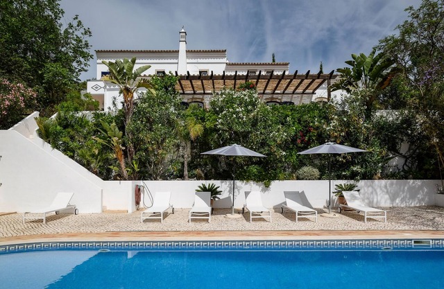 Eine schöne, charmante Villa mit vier Schlafzimmern, mit privatem Garten und Pool