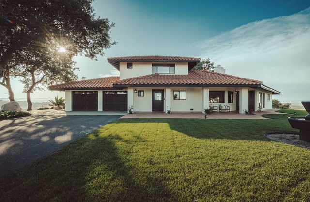 Vista El Pomar-Luxe Hill Top Home. Located on 10 acres in the El Pomar AVA.