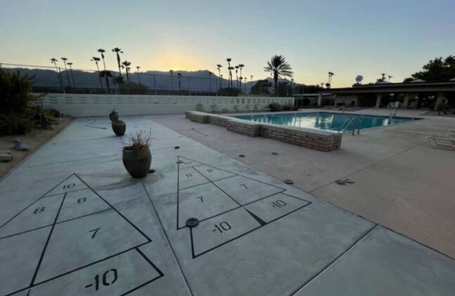 Vista Esterella Mid-Century Modern condo sleeps 4