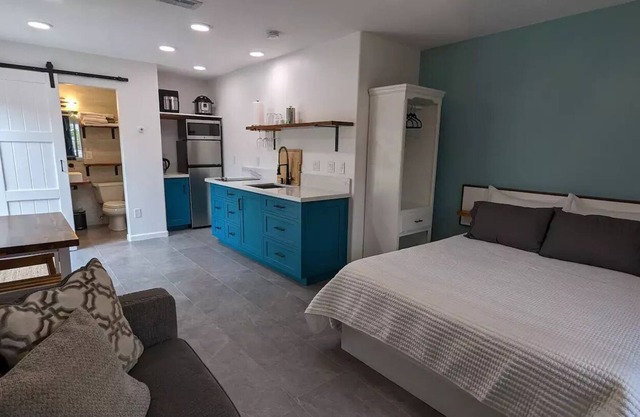 Vista Moonlight Suite - private studio apartment