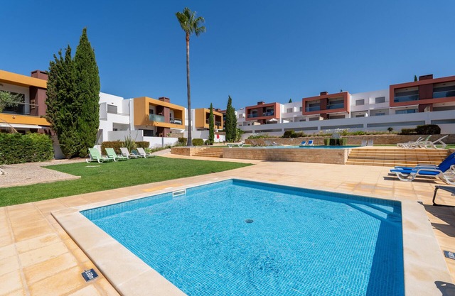 Vitismar: Ground-Floor Apartment with Direct Pool Access in Albufeira