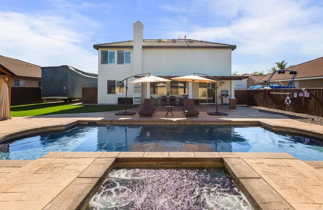 Viva la Vino-Pool and Jacuzzi