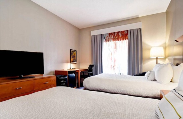 Vivid Room for a Group Staycation! W/ Marketplace