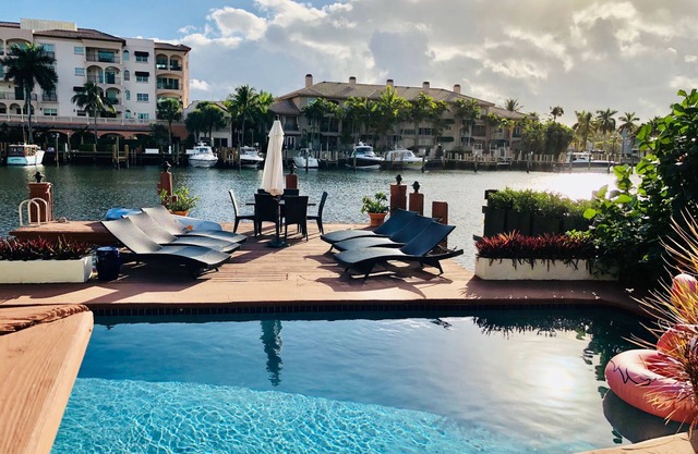 GEWÄHLTE BEST FORT LAUDERDALE LAGE! Gehen Sie zu Geschäften, Restaurants und dem Strand.