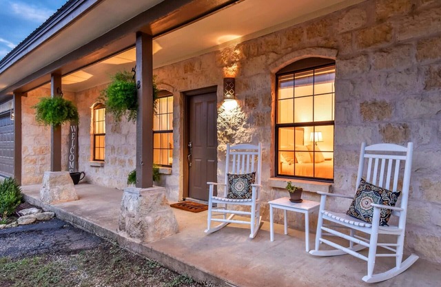 Hill Country Retreat - Private Hot Tub - eine Meile von der Innenstadt von Dripping Springs
