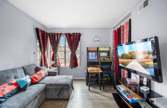 VRBO/Expedia: River Ash Retreat-4BD Getaway w/ Arcade & Backyard