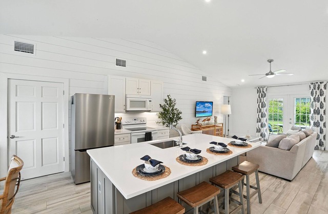 Vrbo: Juniper Presents: Blue Haven – Outdoor Living + Close to Beach & Shops