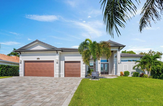 VRCC Villa Lena – Your Happy Waterfront Place