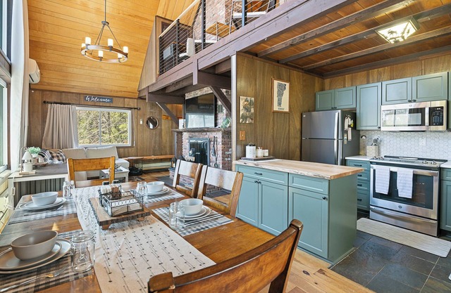 VT escape for all occasions w/ New Kitchen, Game Rooms, Media Lounge, Chimney Hill Clubhouse Access!