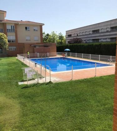 VUT EL PARQUE -con piscina en verano - APARCAMIENTO EN CALLE Y PARKING GRATIS EN EL CENTRO