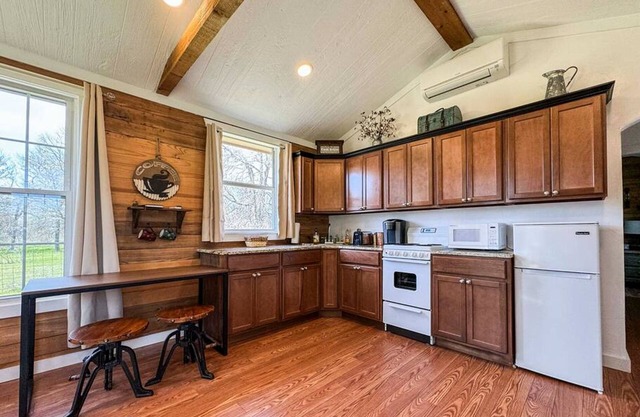 Wagon Wheel Cottage Couples Getaway in the Country