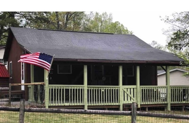Wagon Wheel Cottage:Pet Friendly Cabin at Pipestem