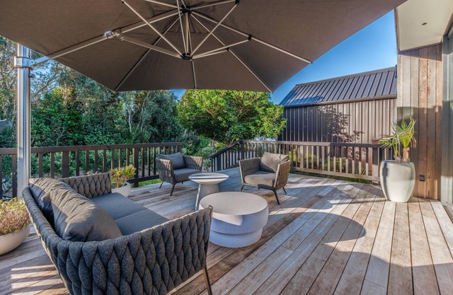 Waiata Beach House - Onetangi - Waiata Beach House is a newly built luxury holiday home just a moments stroll from the golden sands and sparkling waters of Onetangi Beach. With three bedrooms and a luxury family bathroom, this is the perfect house fo