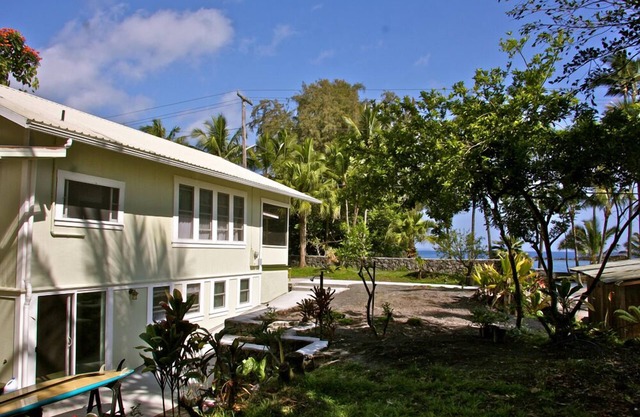 Waiuli Beach Cottage ~ Oceanfront in Richardson Strand Hilo Swim & Schnorchel