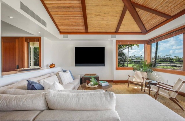 Waiulu Villa - Contemporary Luxury Coastal | Onsite Staff & Daily Housekeeping