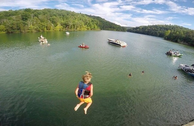 'Wake Dreams' Kabine am See, private überdachte Dock, Private Whirlpool, 30 Personen