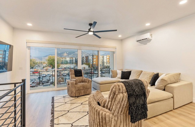 Wake to breathtaking views! - WIFI/FIREPLACE/AC