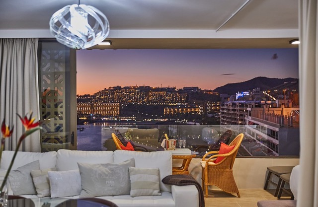 Wachen Sie mit herrlichem Meerblick von diesem schicken Apartment auf