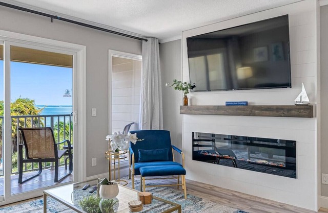 Wake up to the ocean breeze! Sailport Resort Condo