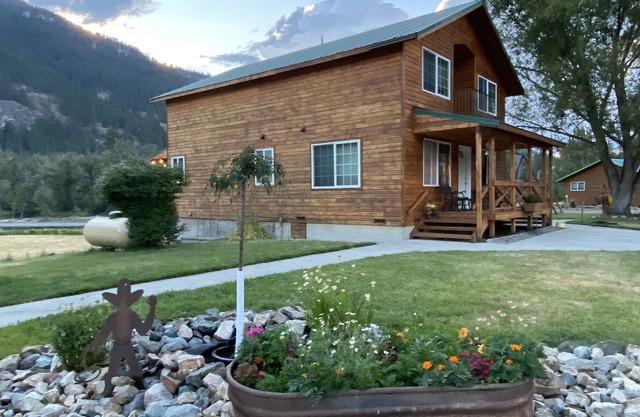 Wake up to Wild Life, River & Mountain View !