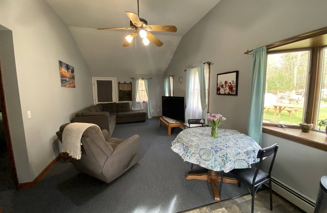 Wakefield one bedroom apartment- 5 minutes to the beach!