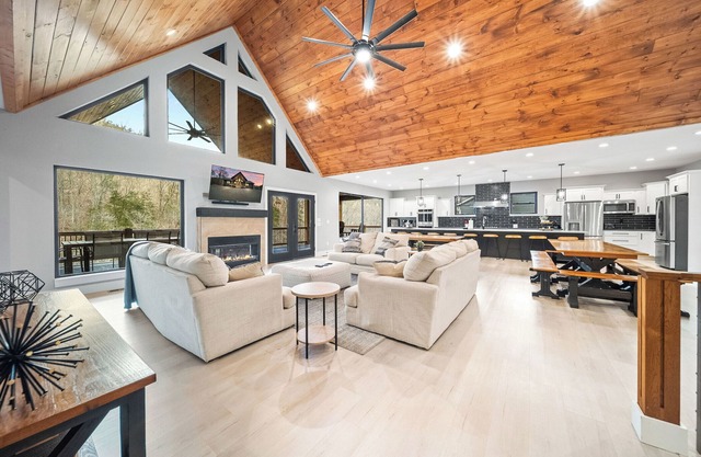 Wakes N Shades-Brand New. Private Dock. Hot Tub. 9 Bed/12 Bath.Theater Room