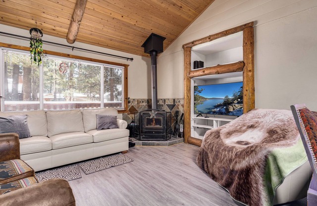 Walk 2 Lake, Go Karts, Dining & Shops, King Bed, 55" TVs+Fenced Yard 4 Pets!