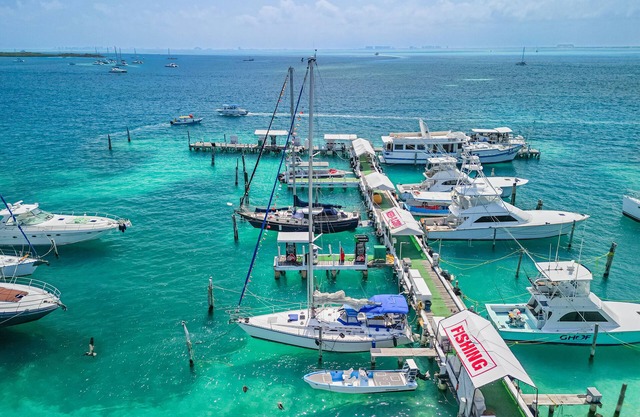 Walk barefoot to beach! Private en-suite bath, AC