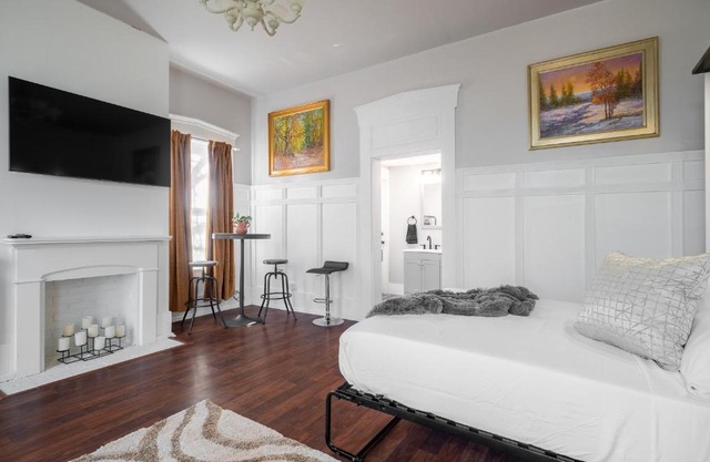 Walk/Bike everywhere from this Historic Chic Studio