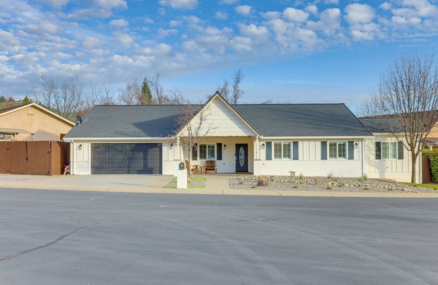 Walk Downtown: Remodeled Home in Murphys w/ Yard!