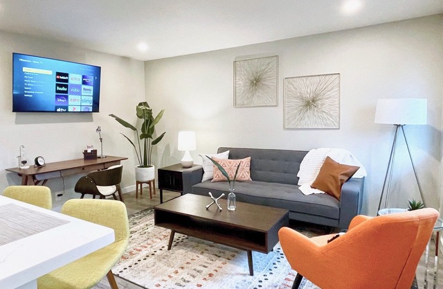 Walk Downtown Work Here + Desk + Fast WiFi King Bed Remodeled Kitchen